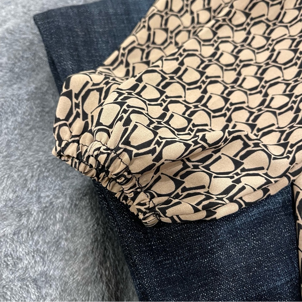 Chic Geometric Pattern Blouse - Picture 4 of 7